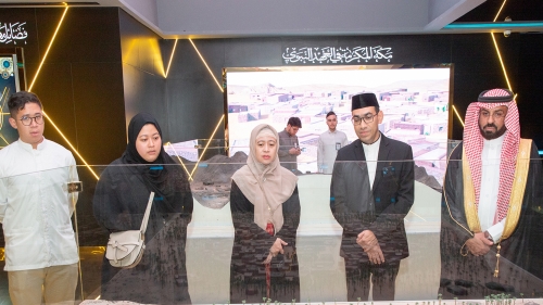 Speaker of Indonesian Parliament Visits International Exhibition of the Prophet's Biography