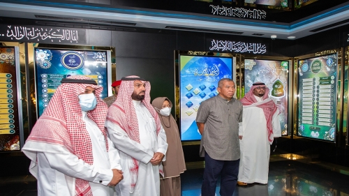 Commander of Indonesian Armed Forces Visits International Fair and Museum of the Prophet’s Biography and Islamic Civilization